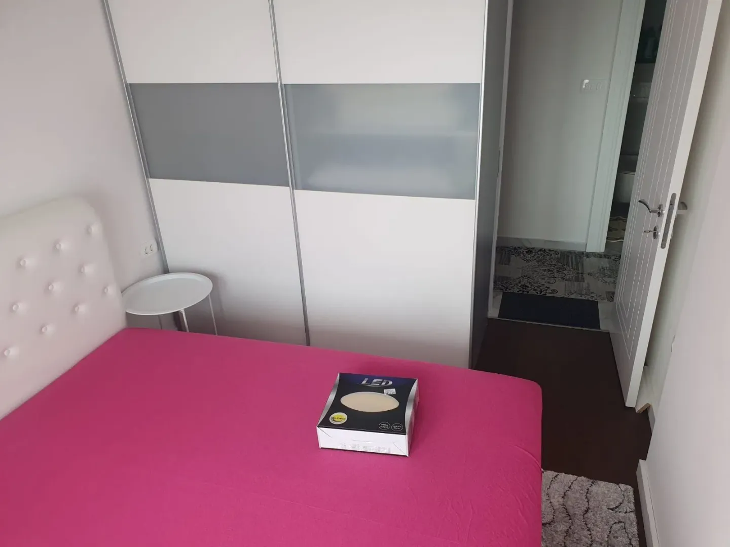 Spavaća soba sa krevetom i ugradnim garderoberom.