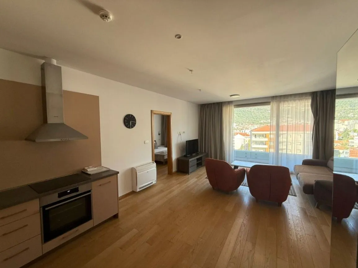 Izdavanje, jednosoban stan, 61m², Budva, Crna Gora