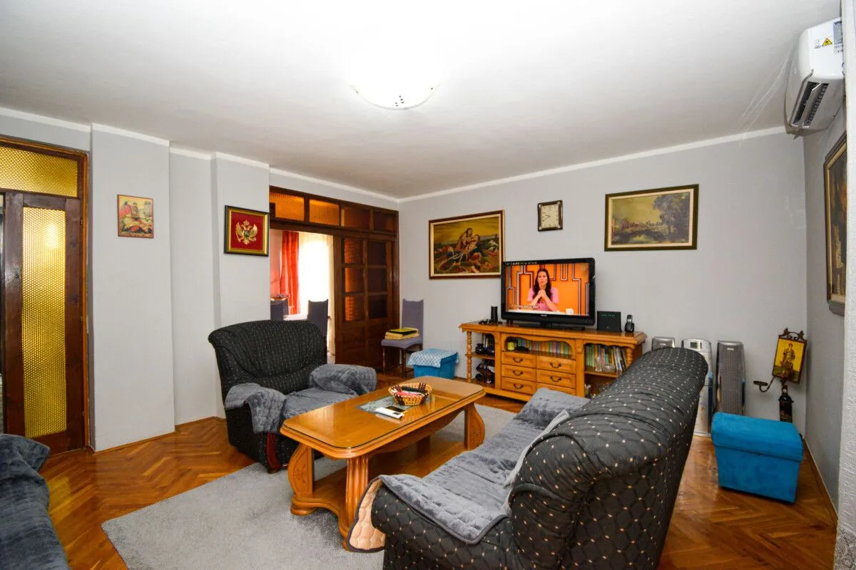 Prodaja, kuća, 300m², Stari Aerodrom, Podgorica