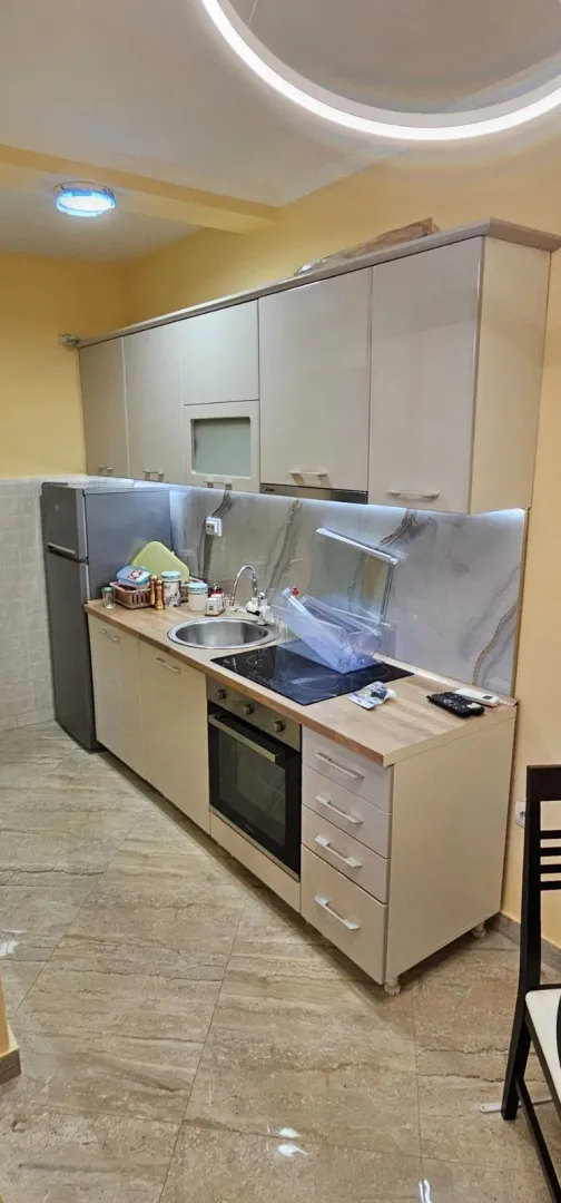 Praktična kuhinja sa ugradnom tehnikom.