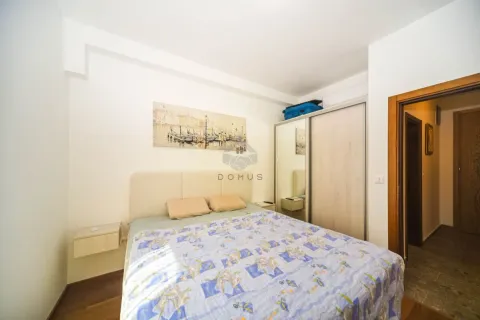 Spavaća soba sa bračnim krevetom, plakarom i slikom na zidu. - image 6