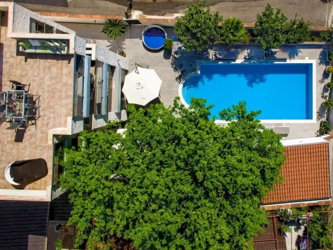 Izdavanje, kuća, 300m², Podkošljun, Budva - image 7