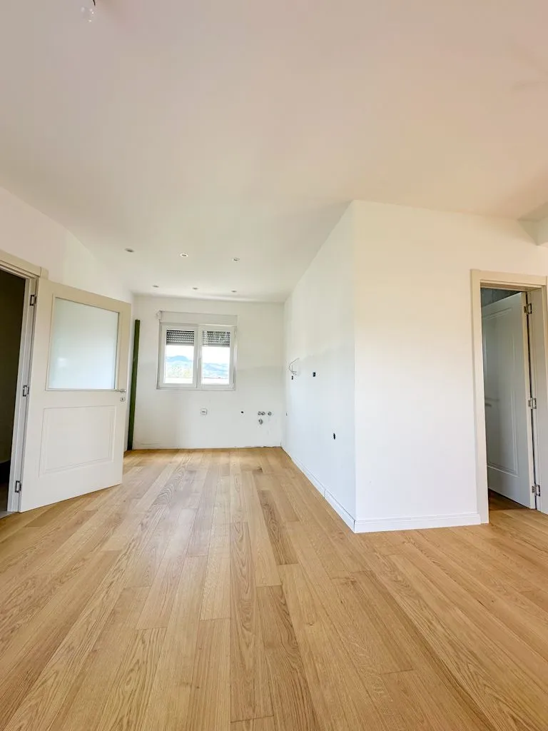 Prodaja, četvorosoban stan, 160m², Drač, Podgorica