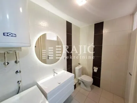 Pogled na moderno uređeno kupatilo sa umivaonikom i wc šoljom. - image 11