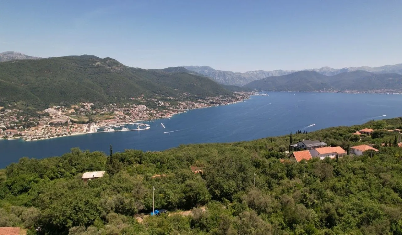 Pogled iz vazduha na Bokokotorski zaliv i okolne planine.