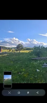 Pogled na zelenu livadu, drveće i planinski krajolik. - image 2