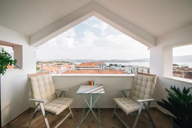 Prodaja, dvosoban stan, 93m², Centar, Tivat