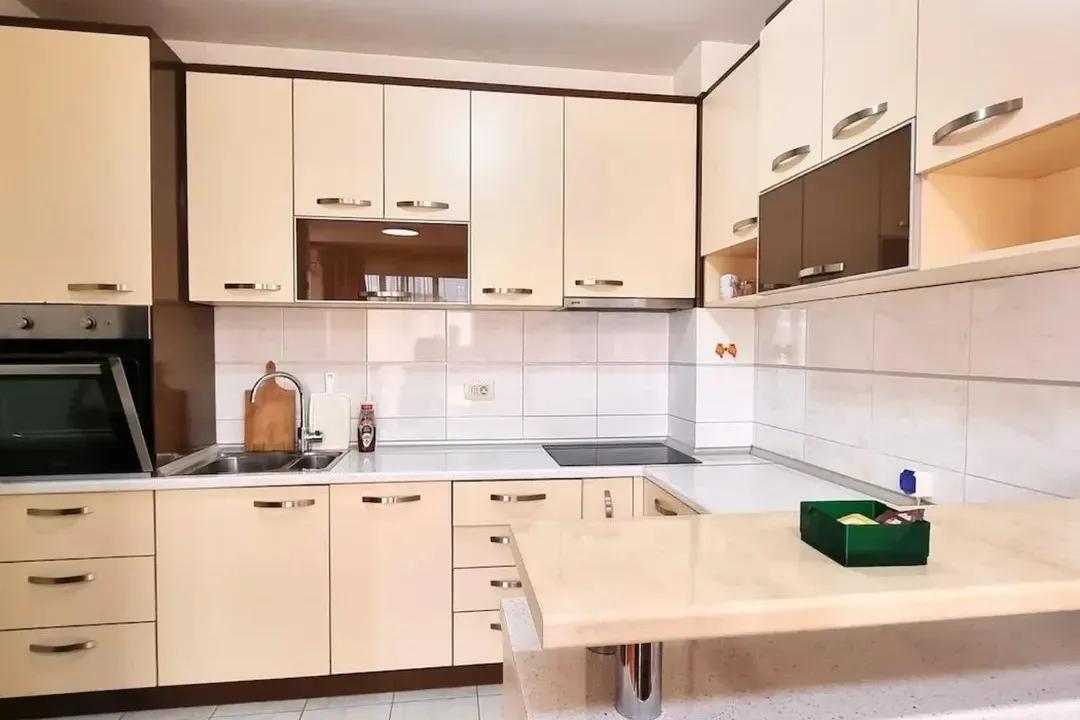 Izdavanje, trosoban stan, 84m², Pobrežje, Podgorica