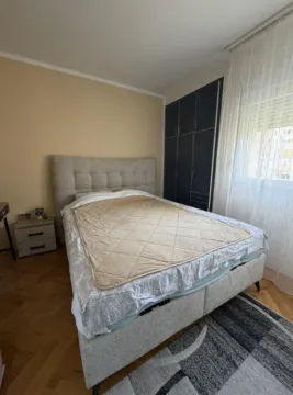 Namještena spavaća soba sa bračnim krevetom, ormarom i prozorom. - image 4