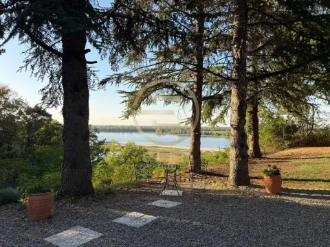 Dvorište sa pogledom na reku i drvećem. - image 17