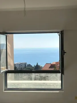 Pogled na more kroz otvoren prozor u prostoriji u izgradnji. - image 12