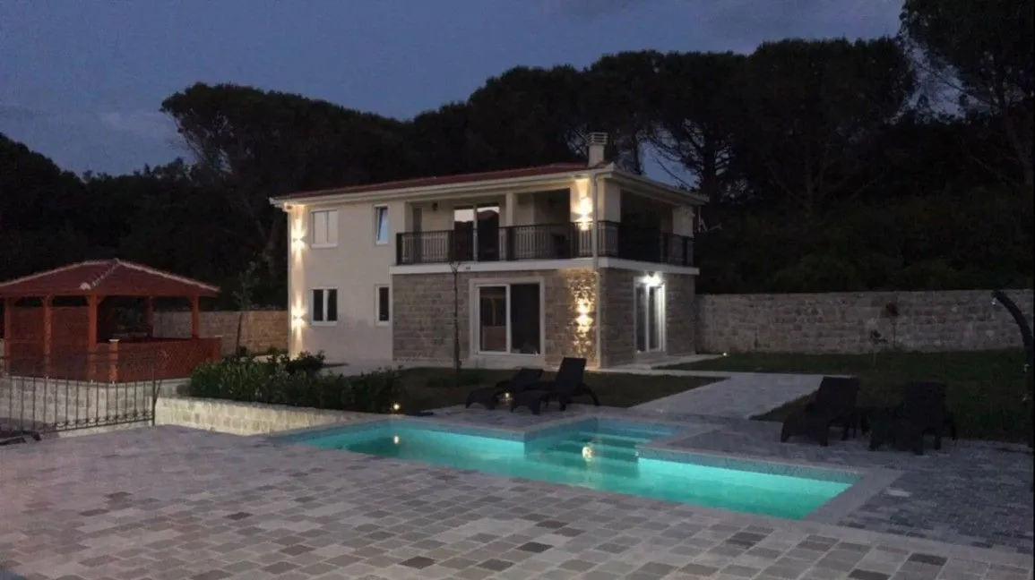 Izdavanje, kuća, 200m², Zagora, Kotor