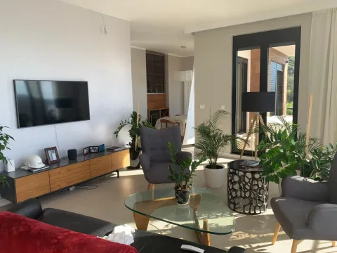 Izdavanje, trosoban stan, 129m², Tivat, Crna Gora - image 1