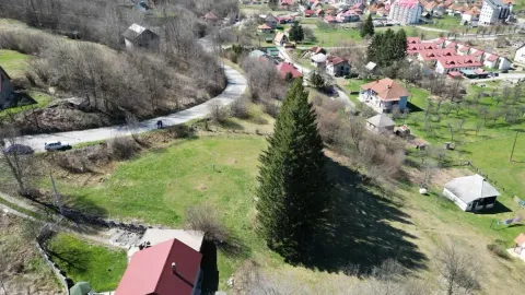 Pogled iz vazduha na plac sa kućom i okruženjem. - image 2