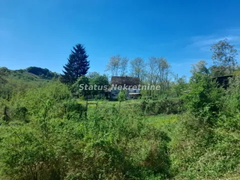 Pogled na staru kuću okruženu zelenilom i drvećem. - image 16
