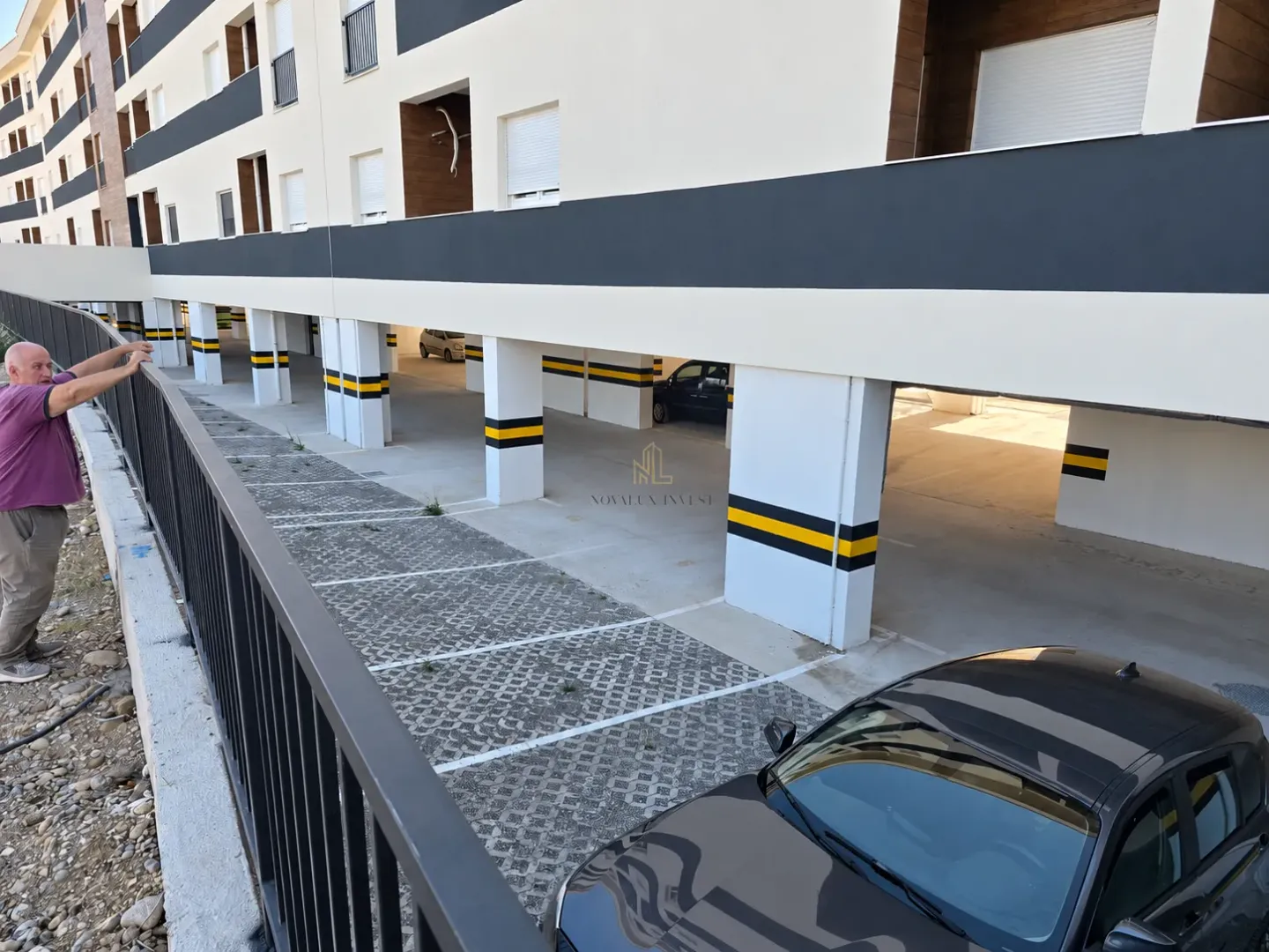 Natkriveni parking prostor u sklopu stambene zgrade.