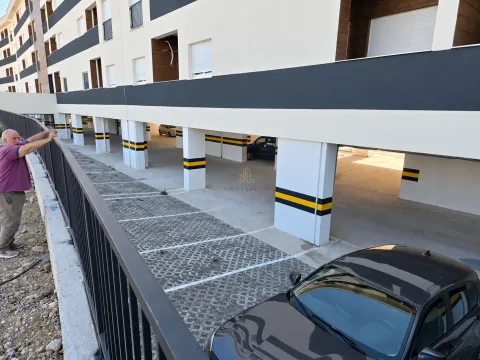 Natkriveni parking prostor u sklopu stambene zgrade. - image 2