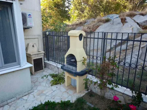 Dvorište sa roštiljem i česmom. - image 3