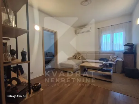Dnevni boravak sa garniturom za sjedenje, stočićem i policom. - image 8