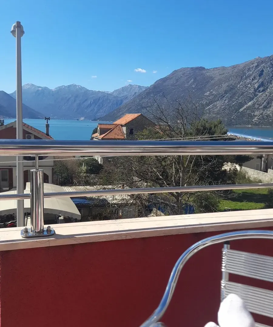 Izdavanje, dvosoban stan, 130m², Kotor, Crna Gora