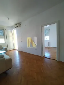 Dnevni boravak sa parketom i izlazom na terasu. - image 5