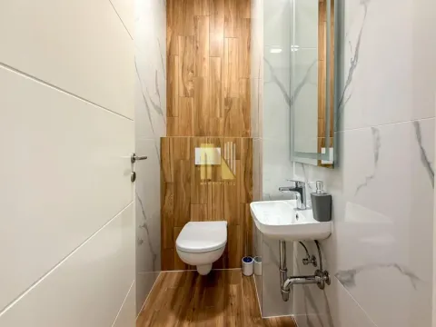 Savremeno opremljeno kupatilo sa umivaonikom i wc šoljom. - image 15