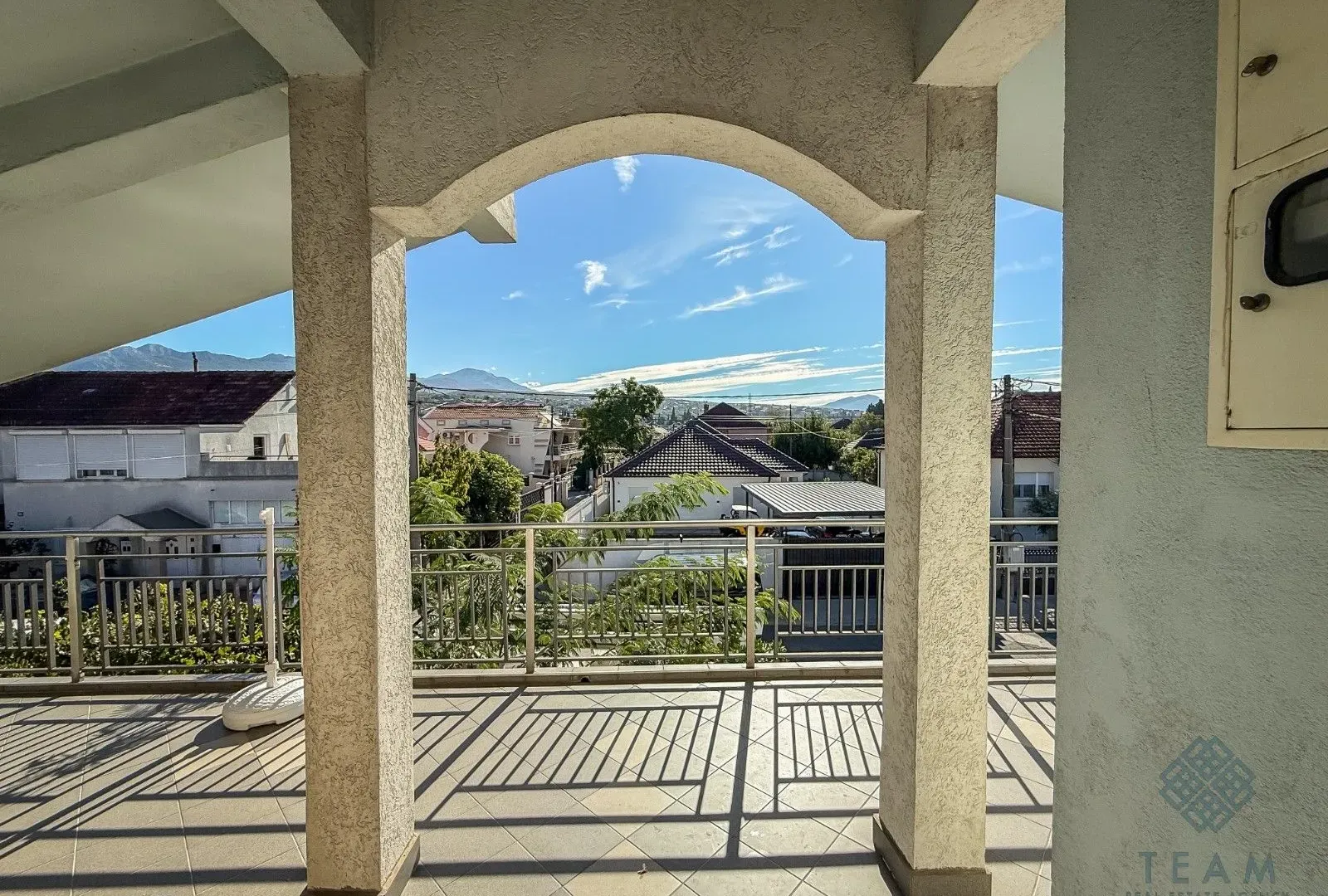 Izdavanje, kuća, 300m², Masline, Podgorica
