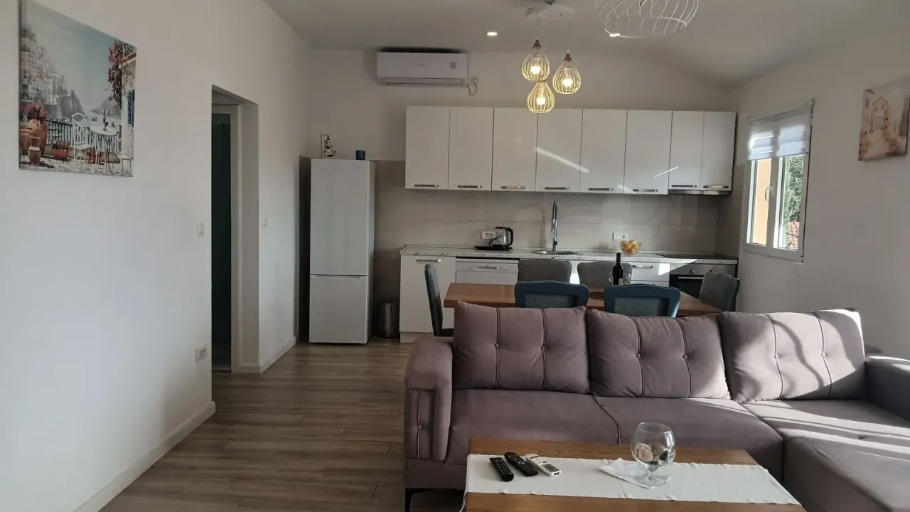 Izdavanje, trosoban stan, 80m², Gradiošnica, Tivat