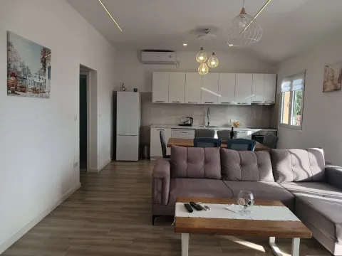 Izdavanje, trosoban stan, 80m², Gradiošnica, Tivat - image 1