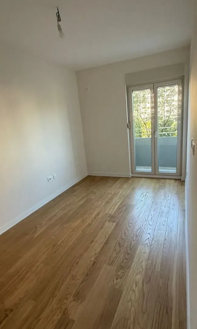 Izdavanje, jednosoban stan, 40m², Central Point, Podgorica