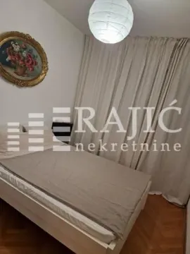 Nameštena spavaća soba sa bračnim krevetom. - image 7