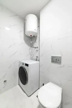 Moderno opremljeno kupatilo sa veš mašinom, bojlerom i sanitarijama. - image 15