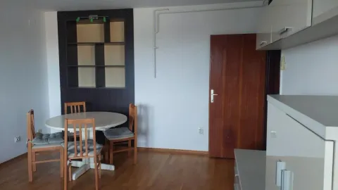 Trpezarija sa drvenim stolom, stolicama i zidnom policom. - image 2