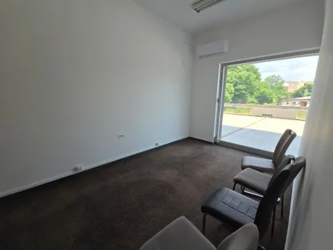 Izdavanje, poslovni prostor, 85m², Stari Aerodrom, Podgorica - image 12