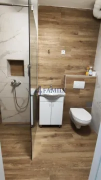 Moderno opremljeno kupatilo sa tuš kabinom i drvenim pločicama. - image 13