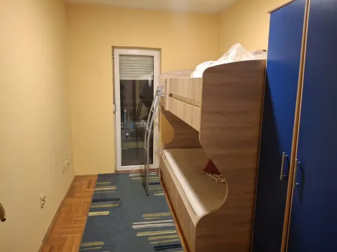 Dječija spavaća soba sa krevetom na sprat i plavim ormarom. - image 10