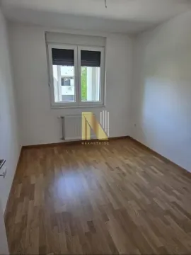 Prazna soba sa parketom i prozorom. - image 6