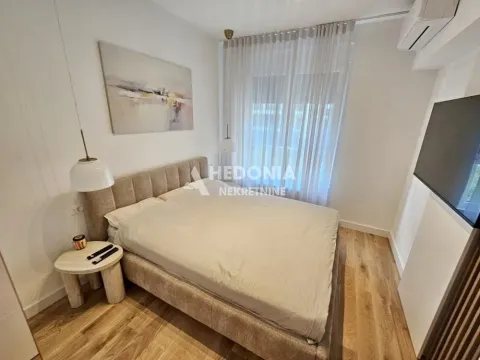 Glavna spavaća soba sa bračnim krevetom, TV-om i noćnim stočićima. - image 7