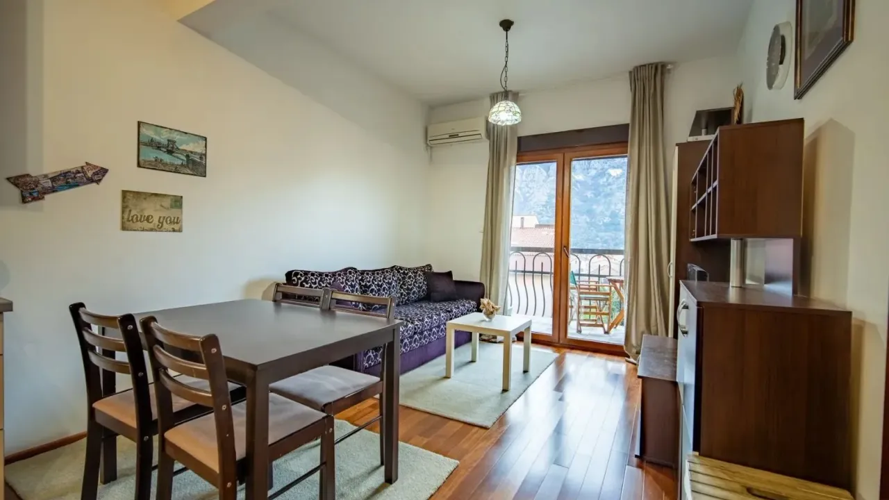 Izdavanje, jednosoban stan, 40m², Dobrota, Kotor