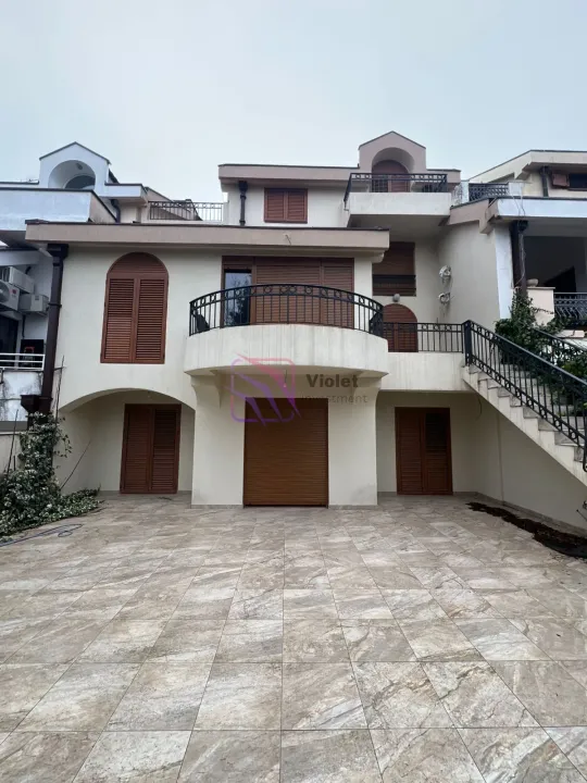 Sale, house, 400m², Gorica C, Podgorica