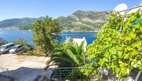 Pogled na more i okolne planine sa terase. - image 7