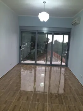 Svijetla prazna prostorija sa keramičkim pločicama i velikim kliznim vratima. - image 8