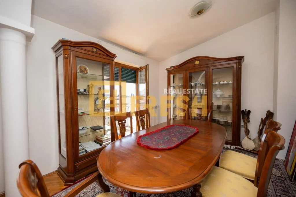 Izdavanje, trosoban stan, 140m², Gorica C, Podgorica