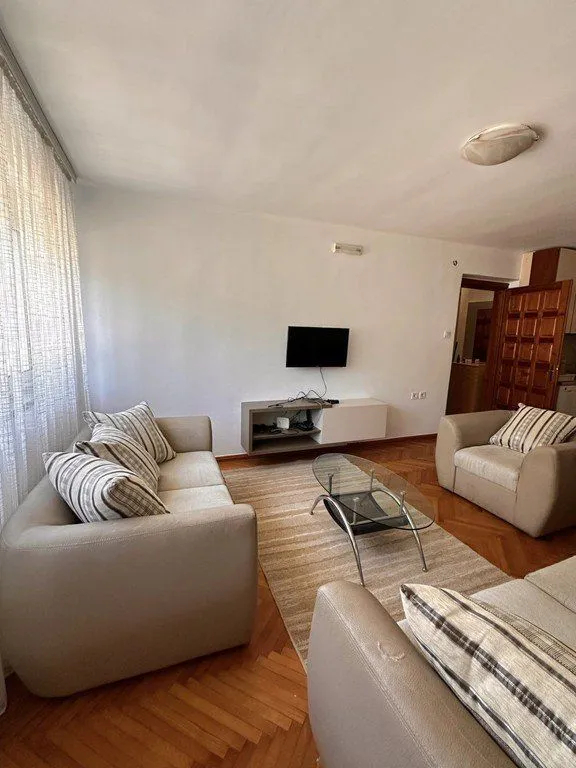 Izdavanje, jednosoban stan, 52m², Centar, Podgorica