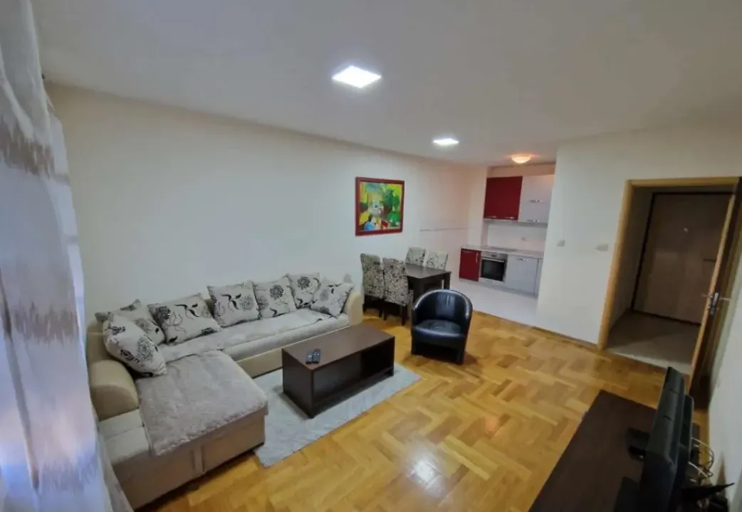 Izdavanje, dvosoban stan, 74m², Pobrežje, Podgorica