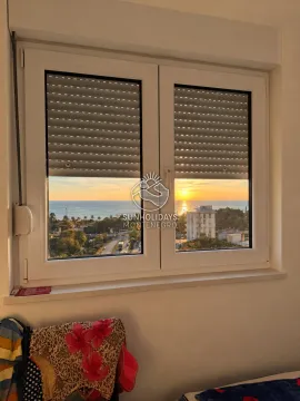 Pogled na more i zalazak sunca kroz prozor sobe. - image 9
