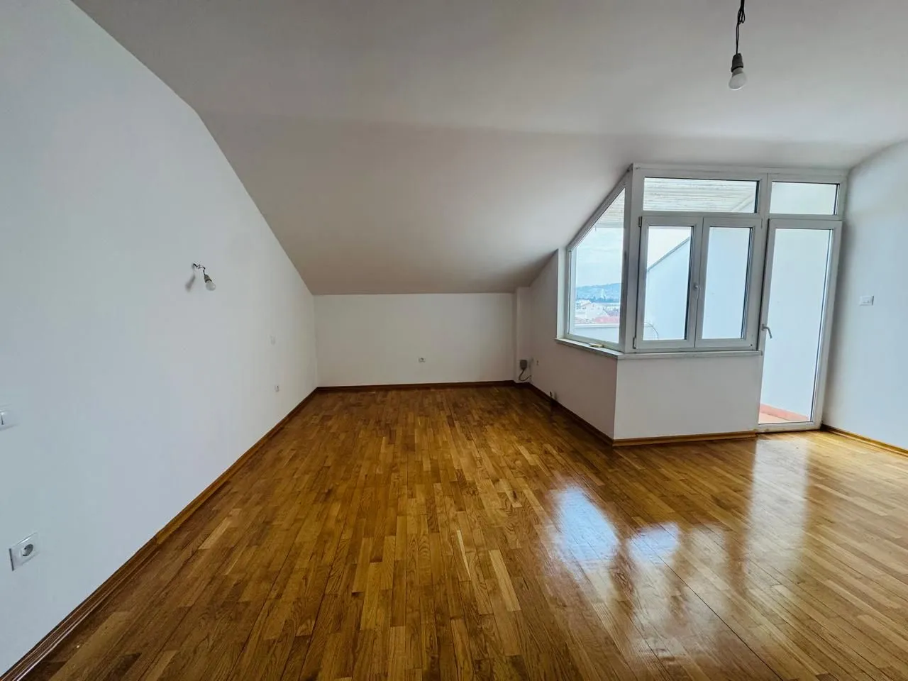 Izdavanje, poslovni prostor, 200m², Gintaš, Podgorica