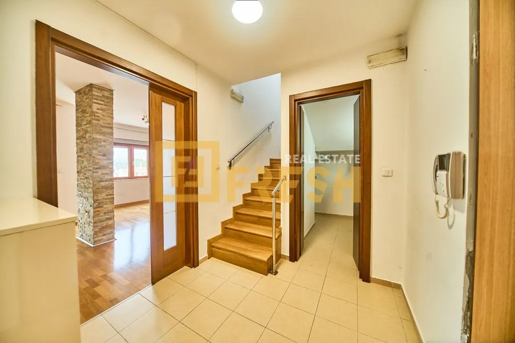 Prodaja, dvosoban stan, 122m², Tološi, Podgorica