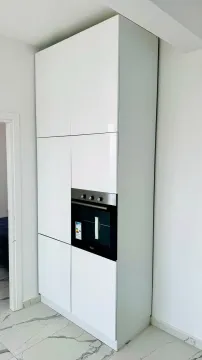 Bijeli kuhinjski element sa ugradnom rernom. - image 10