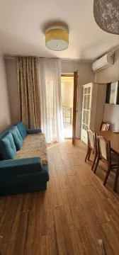 Dnevna soba sa garniturom, trpezarijskim stolom i izlazom na terasu. - image 2